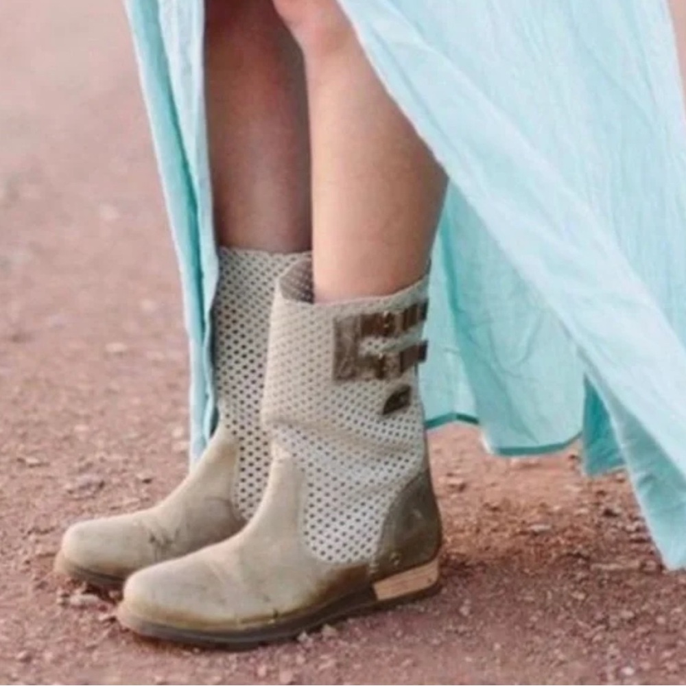 Sorel pull on boot - Picture 2 of 15
